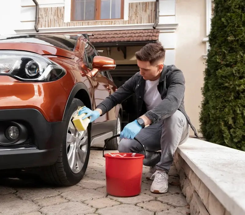 Lavage auto à domicile Nassandres sur Risle : professionnel intervenant sur un véhicule
